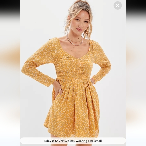 American Eagle Outfitters Dresses & Skirts - American Eagle Women's Ditsy Floral Ruched Long- Sleeve Mini Dress Size L